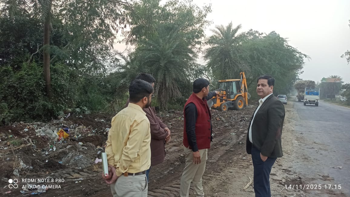 आज दिनांक 14.11.2025 को आयुक्त महोदय के निर्देशानुसार जिला पंचायत राज अधिकारी द्वारा गढ़ रोड स्थित ग्राम पंचायत हसनपुर कलां के मुख्य मार्गो पर विशेष सफाई अभियान चलाया गया तथा मौके पर उपस्थित ग्राम प्रधान, सचिव एवं पंचायत सहायक को आवश्यक दिशा निर्देश दिए। <a href="/DmMeerut/">DM Meerut</a> <a href="/cdomeerut/">CDO MEERUT</a>