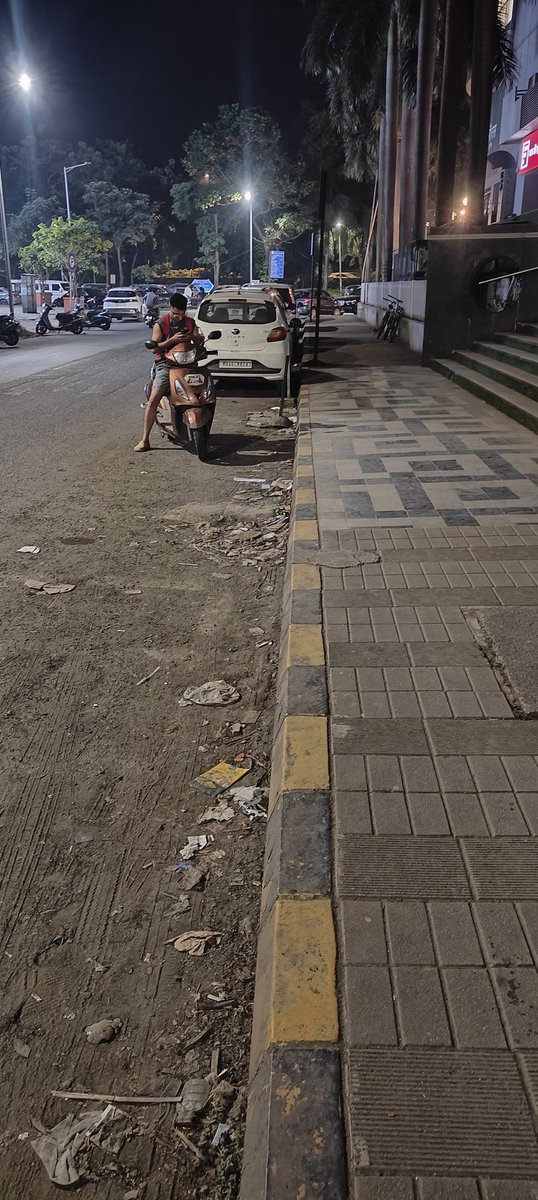 rajaram8311's tweet photo. नवी मुंबई महानगरपालिका वडार भवन सर्कलच्या इकडे कॉर्पोरेटच्या बिल्डिंगच्या गेटच्या इकडे खूपच कचरा झालेला आहे. कचऱ्याचा डब्बा हा पूर्णपणे भरलेला आहे. लवकरात लवकर हा फूटपाथ साफ करण्यात यावा ही विनंती.
#NMMC #NaviMumbai
@NMMConline https://t.co/wlvKUX7BSZ