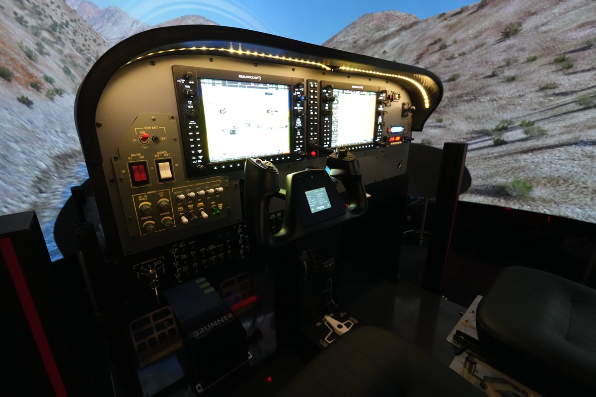 Taitan_F's tweet image. 12月13日にグランドオープン予定のシミュレーター体験施設「シムピットストア」さんへお邪魔しました！とても面白かった…！
セスナをたくさん飛ばしました🛫