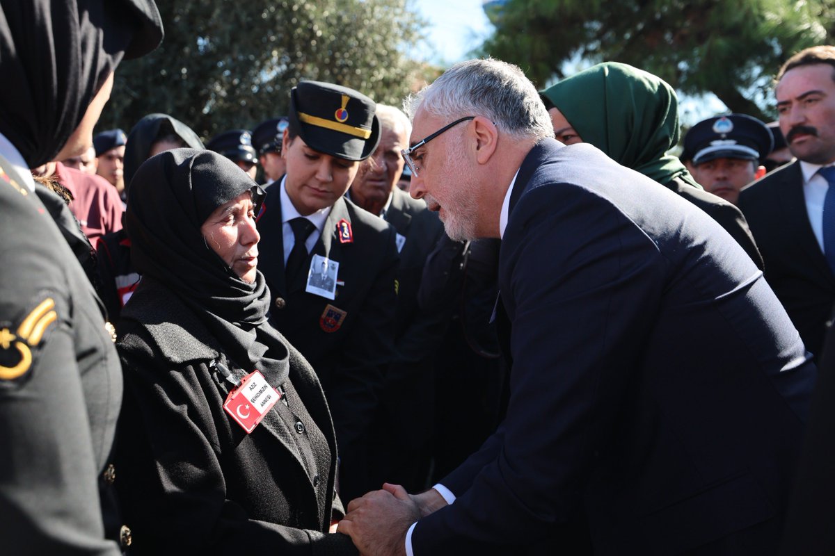 isikhanvedat's tweet photo. Şehitlerimizin aziz hatıraları kalplerimizde daima yaşayacak.

Gürcistan’da düşen askerî kargo uçağımızda şehadete yürüyen Hava Uçak Bakım Astsubay Başçavuş Emrah Kuran’ı memleketi Muğla’da dualarla ebedi istirahatgâhına uğurladık. 

Şehitlerimize Allah’tan rahmet; kıymetli ailelerine, yakınlarına ve silah arkadaşlarına sabır diliyorum. Rabbim makamlarını âli eylesin. 

Milletimizin başı sağ olsun.🇹🇷