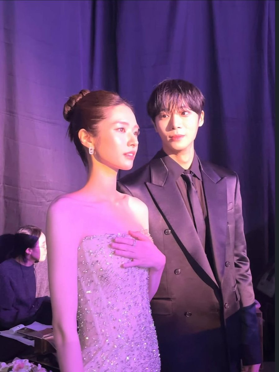 누나들이랑붙어있을때가장추여쁜너:)