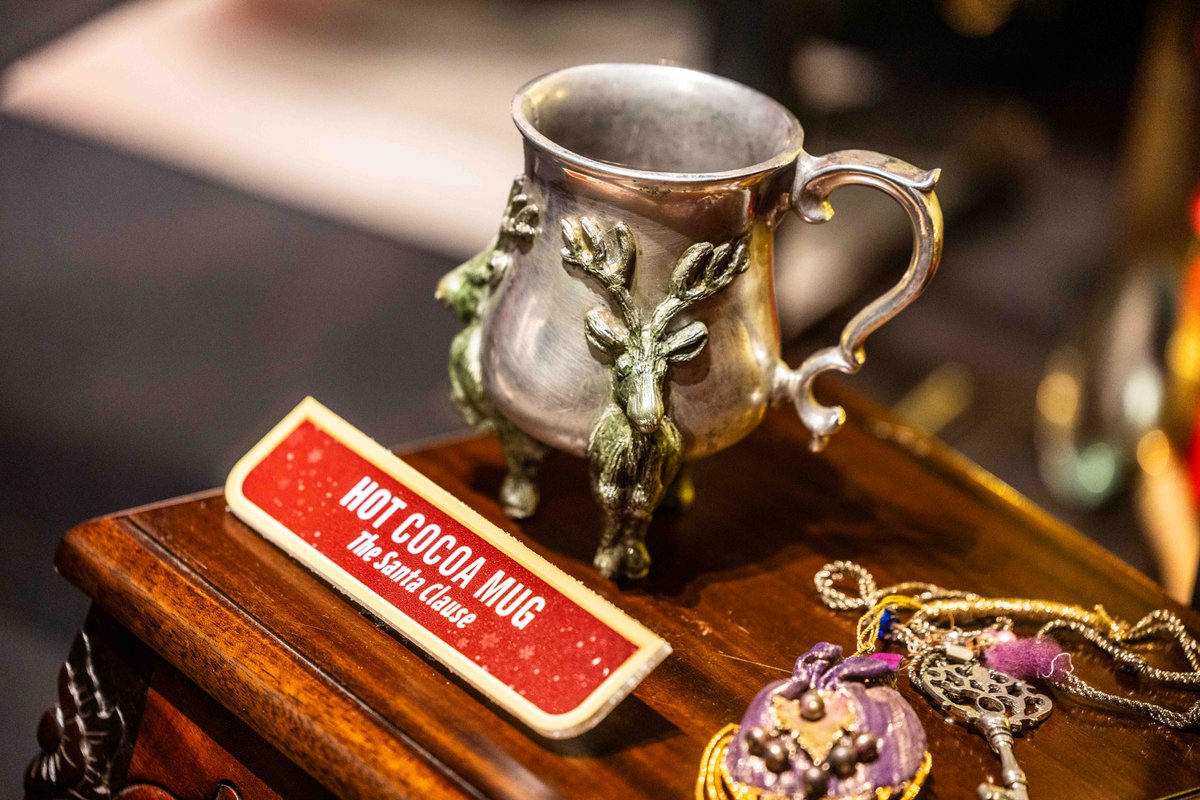 DisneyParks's tweet photo. Starting today at Walt Disney Presents at Hollywood Studios:

🎬 Exhibit featuring props and costumes from holiday film favorites like "the Santa Clause" and "The Muppets Christmas Carol"

❄️ Now Snowing: Holiday Shorts https://t.co/OVLNF1RfVb