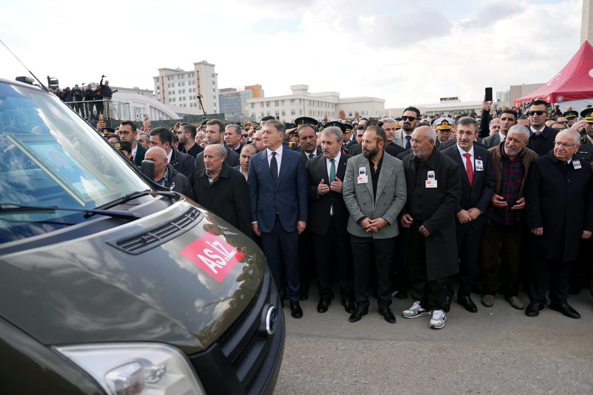 11 Kasım’da Azerbaycan’dan ülkemize dönmek üzere havalanan ve Gürcistan’da düşen askeri kargo uçağımızda şehit olan kahramanlarımız Hv. Plt. Ütğm. Cüneyt Kandemir’i, Hv. Uçk. Bkm. Asb. Kd. Bçvş. Ümit İnce’yi ve Hv. Ulş. Uzm. Çvş. Cem Dolapci’yi; Ankara Ahmet Hamdi Akseki