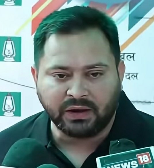 मीडिया ढोल बजा रहा है RJD बुरी तरह चुनाव हार चुकी है.

RJD को पिछले विधानसभा चुनाव में 98,00,000 के आसपास वोट मिला था. BJP और JDU से भी ज्यादा.

इस बार भी शुरुआती आंकड़े बता रहे हैं RJD को 1,00,00,000 ज्यादा वोट मिल रहा है. राज्य की सबसे बड़ी पार्टी है. तेजस्वी यादव की लोकप्रियता