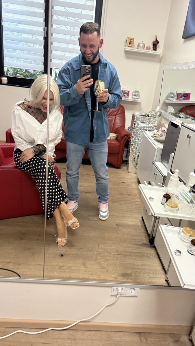 juli27raw's tweet photo. Came to the cosmetologist for a quick fix… ended up staying for the comedy show https://t.co/MjaqhX1tBY