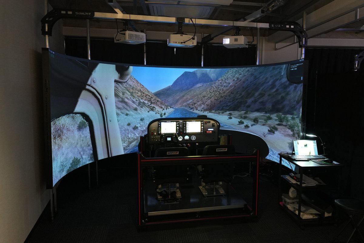 Taitan_F's tweet image. 12月13日にグランドオープン予定のシミュレーター体験施設「シムピットストア」さんへお邪魔しました！とても面白かった…！
セスナをたくさん飛ばしました🛫