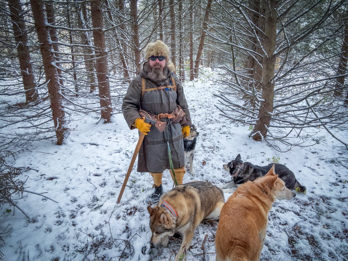 wilkolaak's tweet image. First snowfall of the 2025/2026 season November 10th, 2025 #dog #doggo #outdoorlife #snowfall #firstsnow