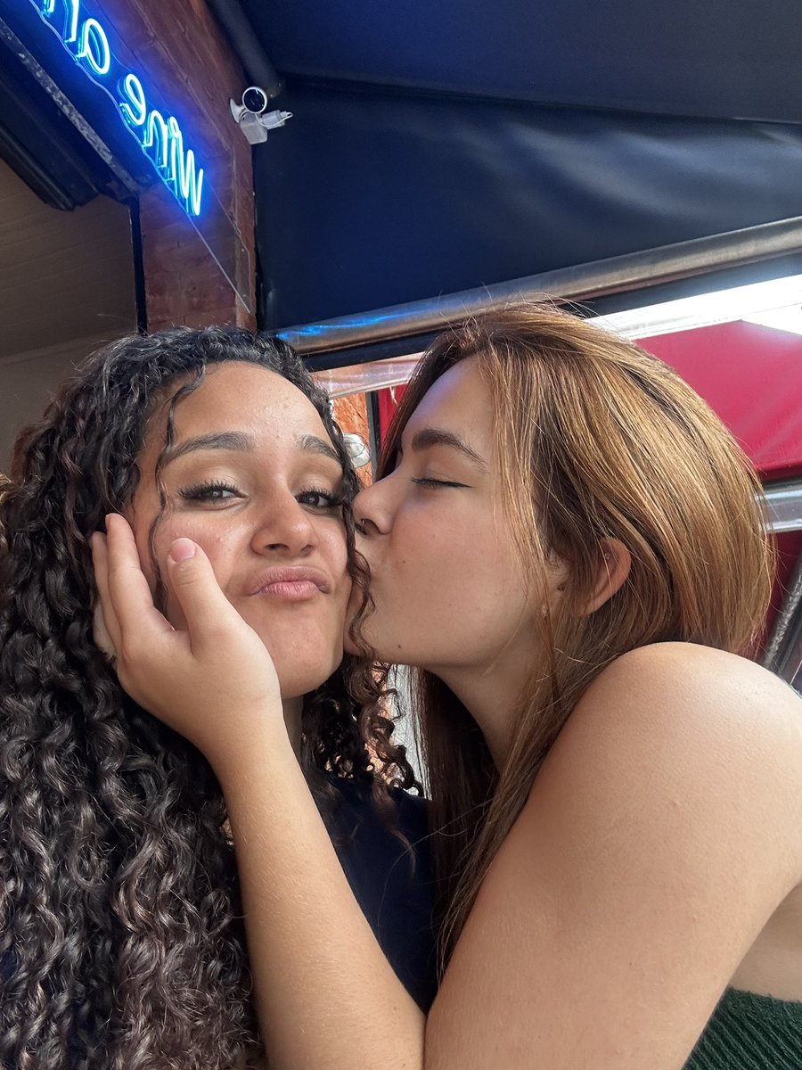 off_lelebis's tweet photo. vsfddddddd  EUU vou casar com essa mulher  aindaaa  😘🤚🏼🤚🏼 https://t.co/HrAJ6WFtbN