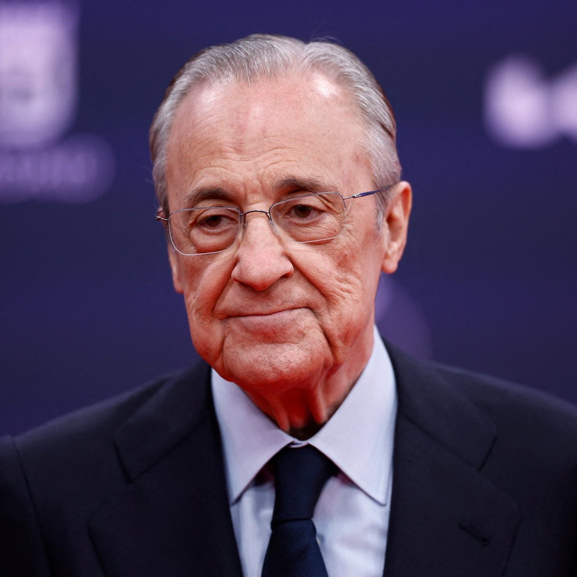Florentino Perez, kulüp hisselerinin %5-%10 civarını yabancı yatırımcılara açmayı düşünüyor.

Ayrıca potansiyel sponsor gelirleri için stadyumun adındaki 'Santiago' kaldırılarak yalnızca 'Bernabéu' olarak kullanılması planlanıyor.

(marca)