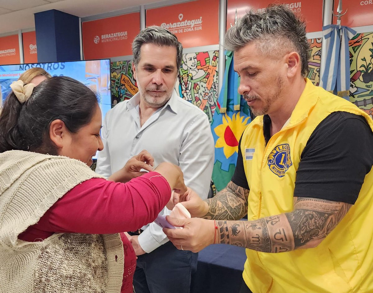 jjosemussi's tweet image. [AHORA - VIERNES 14/11] Entregamos 69 pares de anteojos a vecinos y vecinas de #Berazategui, sin obra social, atendidos en el Centro Oftalmológico Municipal. Fueron provistos por la @fundacionbapro, gracias a la decisión política de nuestro Gobernador @kicillofok.