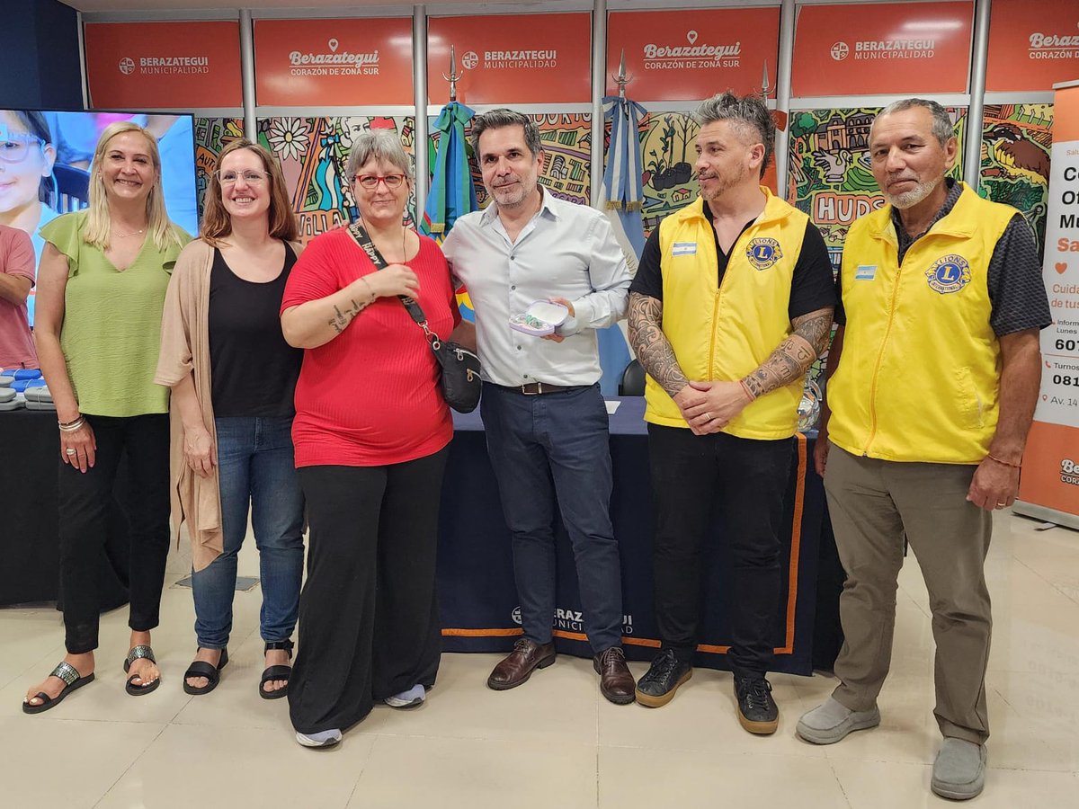 jjosemussi's tweet image. [AHORA - VIERNES 14/11] Entregamos 69 pares de anteojos a vecinos y vecinas de #Berazategui, sin obra social, atendidos en el Centro Oftalmológico Municipal. Fueron provistos por la @fundacionbapro, gracias a la decisión política de nuestro Gobernador @kicillofok.