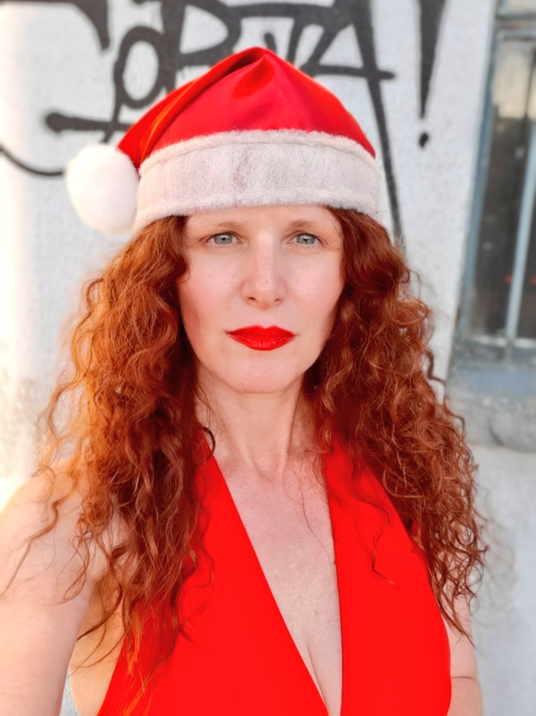 E essa sou eu atualmente. 
As pessoas sempre foram acostumadas a me ver em público sorrindo...
Eu sou assim mesmo, se eu fizer uma expressão séria.
E essa foto não tem maquiagem, nem edição. Eu não tenho cirurgia plástica e não faço procedimentos estéticos.
😘