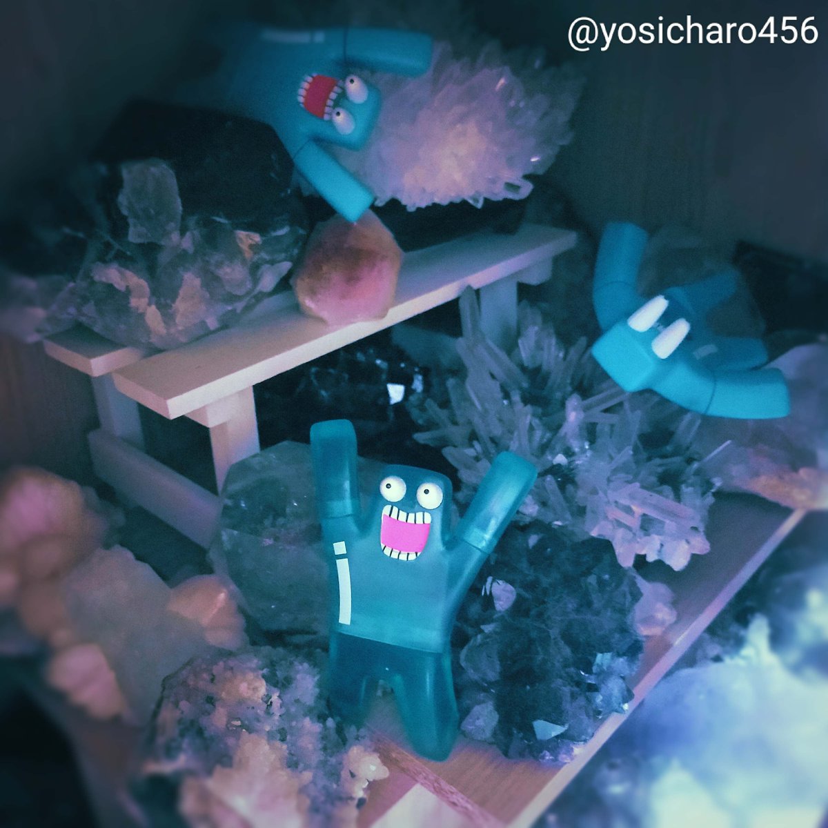 11/14(金)お題『石』お洒落な石の上に天の助を置いただけですが