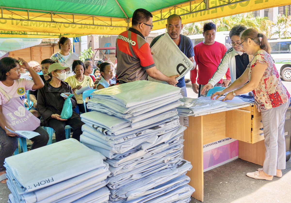 iori_IOM's tweet image. 🇵🇭 Standing in an evacuation center in Albay with @IOM_Philippines Chief @TBurnettIOM 3 days after Typhoon #Uwan I was reminded of the #resilience of the Filipino people and the urgency for solidarity &amp;amp; support to prevent #displacement.

➡️ linkedin.com/posts/iorikato…