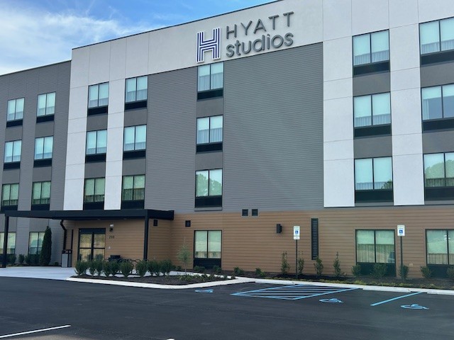 3HGroup's tweet image. 3H Group announces the opening of Hyatt Studios Huntsville. Our second Hyatt Studios development features 120 suites with full kitchens in Huntsville, AL.
Congratulations to GM Heaven Flores and Chris Clements.
#HyattStudios #Huntsville