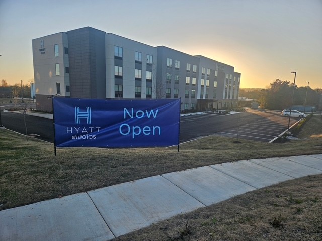 3HGroup's tweet image. 3H Group announces the opening of Hyatt Studios Huntsville. Our second Hyatt Studios development features 120 suites with full kitchens in Huntsville, AL.
Congratulations to GM Heaven Flores and Chris Clements.
#HyattStudios #Huntsville