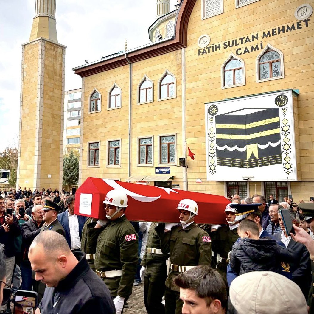 🇹🇷 ŞEHİT BURAK ÖZKAN

Vatanı için canını feda eden kahramanımız Şehit Burak Özkan’ı son yolculuğuna uğurladık. 

Allah’tan rahmet, acılı ailesine ve milletimize sabır diliyoruz.

Vatan size minnettar.