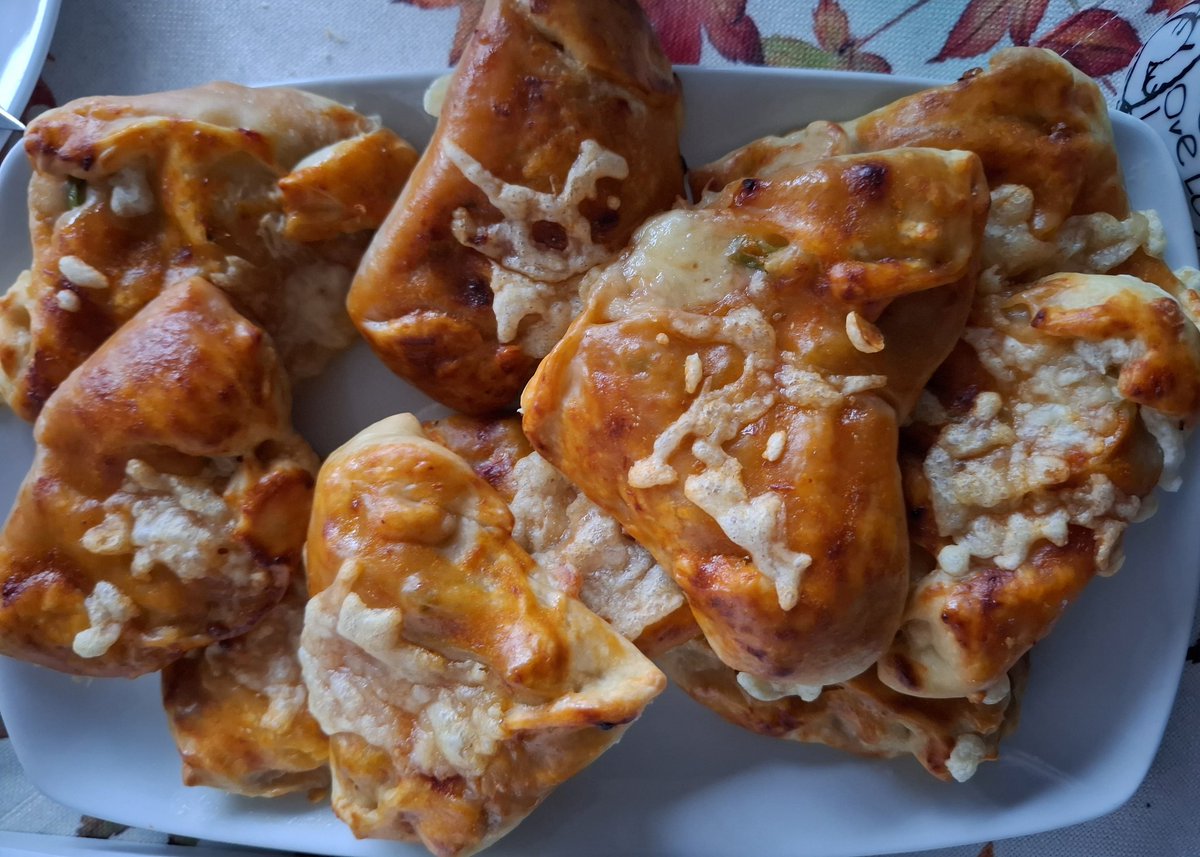 Weil es so lecker war, heute noch einmal für Gäste.
Mini-Calzone 😍😋
Gefüllt mit: Tomatensoße, Salami, Paprika, Gouda
Bestrichen mit: Ei, Tomatensoße und mit Edamer bestreut 🤤