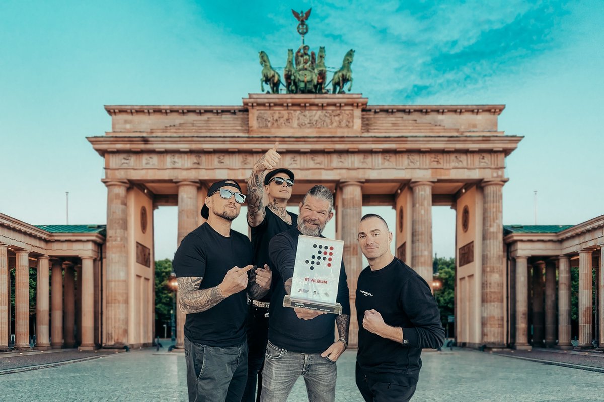 „Immer unter Feuer“ sind <a href="/FreiWildBand/">Frei.Wild</a>, die in den Album-Charts ihre achte #1 landen und dafür den nächsten #1 Award erhielten. Für Sänger Philipp Burger ist es bereits die 9. Spitzenplatzierung, wenn man das Solo-Werk „Kontrollierte Anarchie“ hinzunimmt. gfk-entertainment.com/news/5883-ziel…