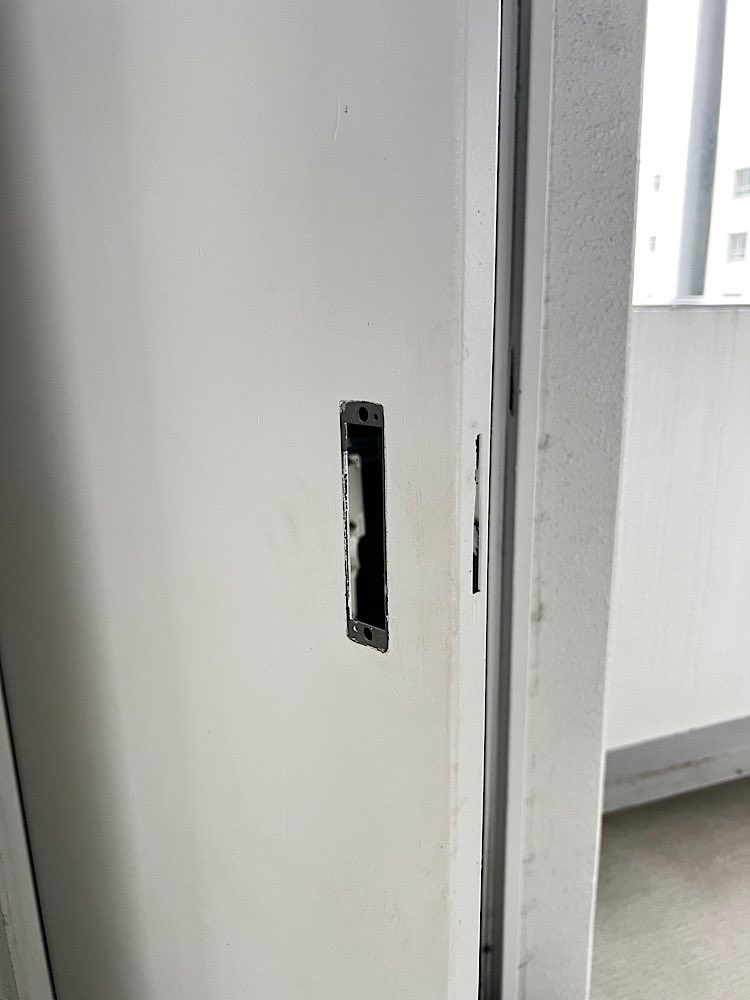 Klock_service's tweet photo. マンションのPS扉のハンドル交換
お世話になっている管理会社様より、マンションのPS扉のハンドル錠が破損しているとのことで、交換のご依頼をいただきました。
お取寄せが必要でしたが、無事交換完了いたしました。
いつもご依頼いただき、ありがとうございます。
#PS扉
#平面ハンドル
#鍵交換
#鍵屋 https://t.co/aupYEmG6fw