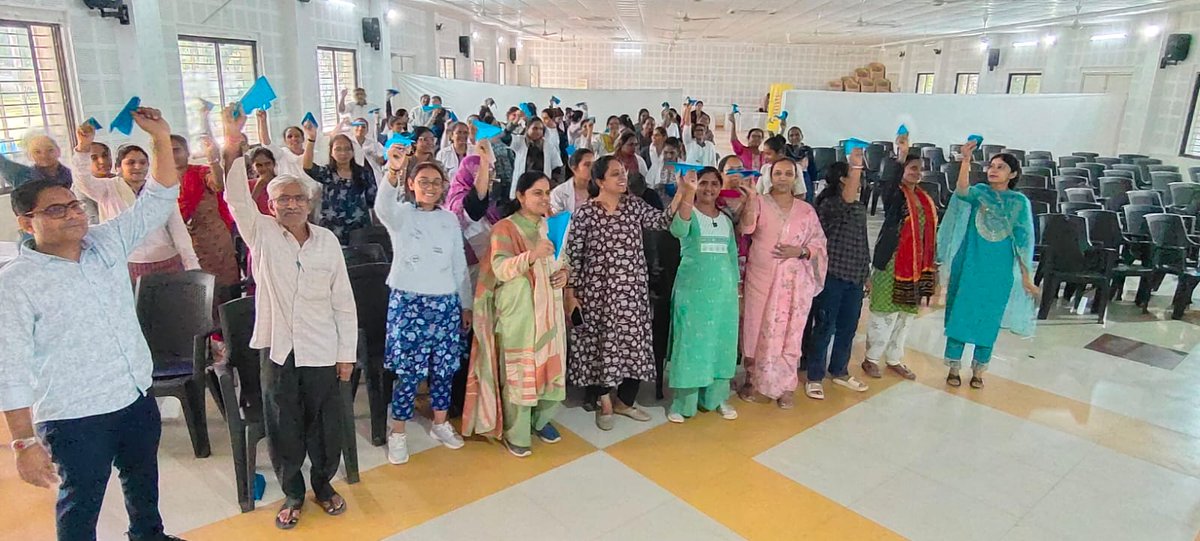 CDHOMeh's tweet image. માન.કલેકટર સાહેબશ્રી અને માન.ડીડીઓ સાહેબશ્રી ના અધ્યક્ષ સ્થાને #worldDiabetesDay ની ઉજવણીમાં ડાયાબિટીસ ધરાવતા #RBSK ના લાભાર્થી અને #NCD ના લાભાર્થીઓએ ગમ્મત સાથે જ્ઞાન લેવાની મોજ કરી,તબીબી નિષ્ણાંત દ્વારા માર્ગદર્શન મેળવ્યું અને મેડિકલ ચેકઅપ કરાવ્યું. @CollectorMeh @ddo_mehsana