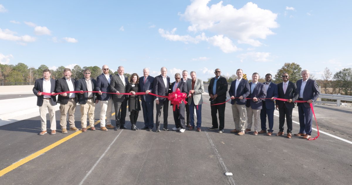 MississippiDOT's tweet image. 🎉 Positivity you may have missed yesterday ⤵️

Officials joined MS Transp. Comm. Chair Willie Simmons at a ribbon-cutting ceremony to celebrate the completion of the latest phase of the Reunion Parkway in Madison.

READ MORE: bit.ly/4p5Pzd3

#MShwys #ProjectUpdate 🚧