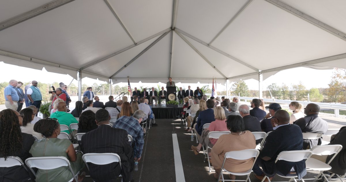 MississippiDOT's tweet image. 🎉 Positivity you may have missed yesterday ⤵️

Officials joined MS Transp. Comm. Chair Willie Simmons at a ribbon-cutting ceremony to celebrate the completion of the latest phase of the Reunion Parkway in Madison.

READ MORE: bit.ly/4p5Pzd3

#MShwys #ProjectUpdate 🚧