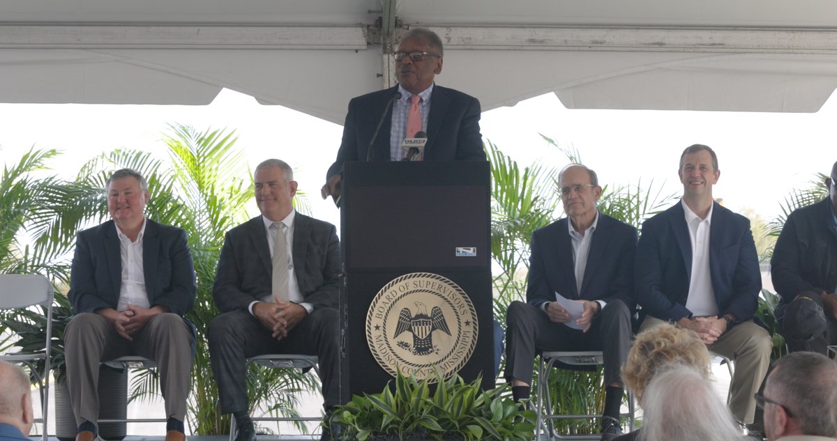 MississippiDOT's tweet image. 🎉 Positivity you may have missed yesterday ⤵️

Officials joined MS Transp. Comm. Chair Willie Simmons at a ribbon-cutting ceremony to celebrate the completion of the latest phase of the Reunion Parkway in Madison.

READ MORE: bit.ly/4p5Pzd3

#MShwys #ProjectUpdate 🚧