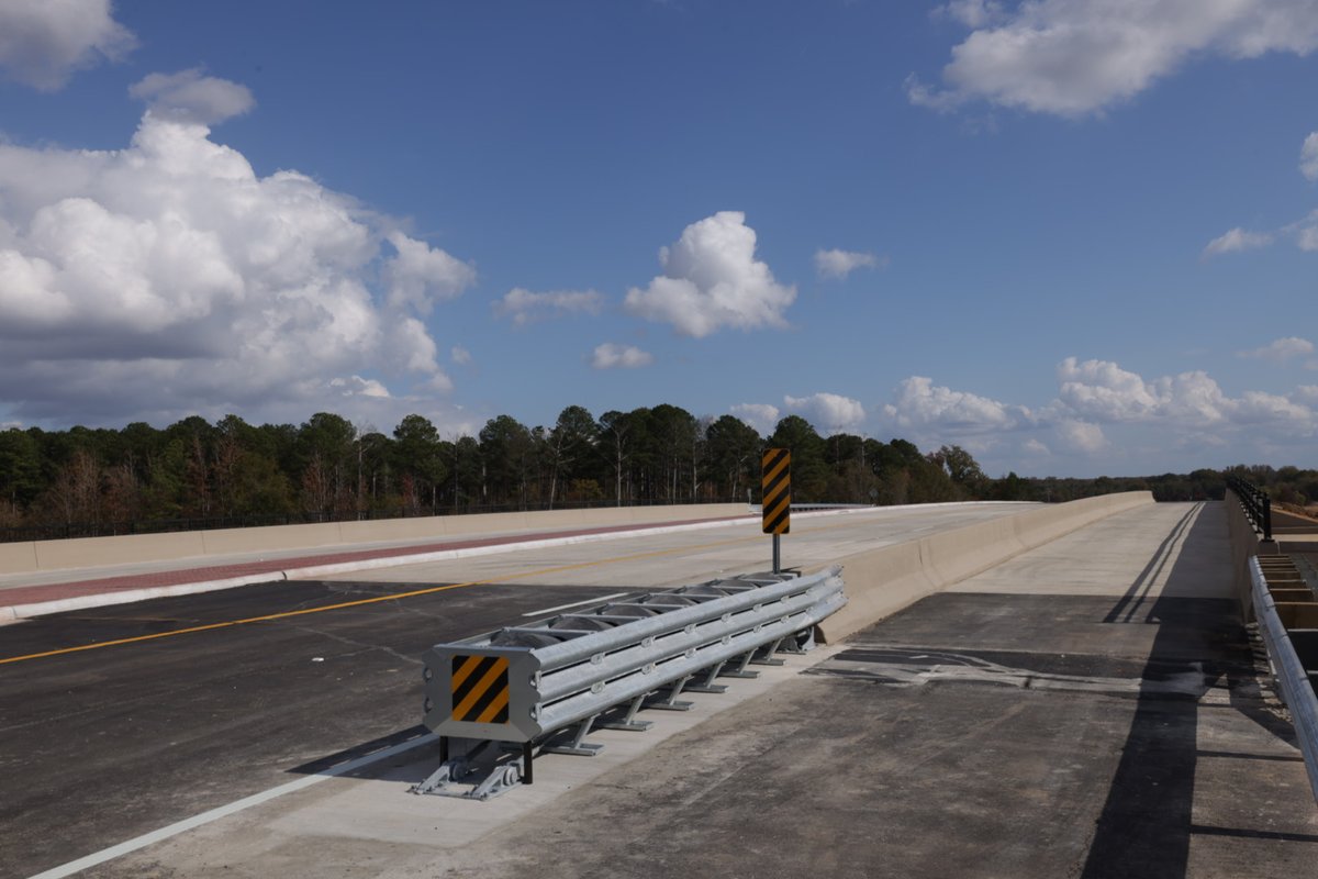 MississippiDOT's tweet image. 🎉 Positivity you may have missed yesterday ⤵️

Officials joined MS Transp. Comm. Chair Willie Simmons at a ribbon-cutting ceremony to celebrate the completion of the latest phase of the Reunion Parkway in Madison.

READ MORE: bit.ly/4p5Pzd3

#MShwys #ProjectUpdate 🚧