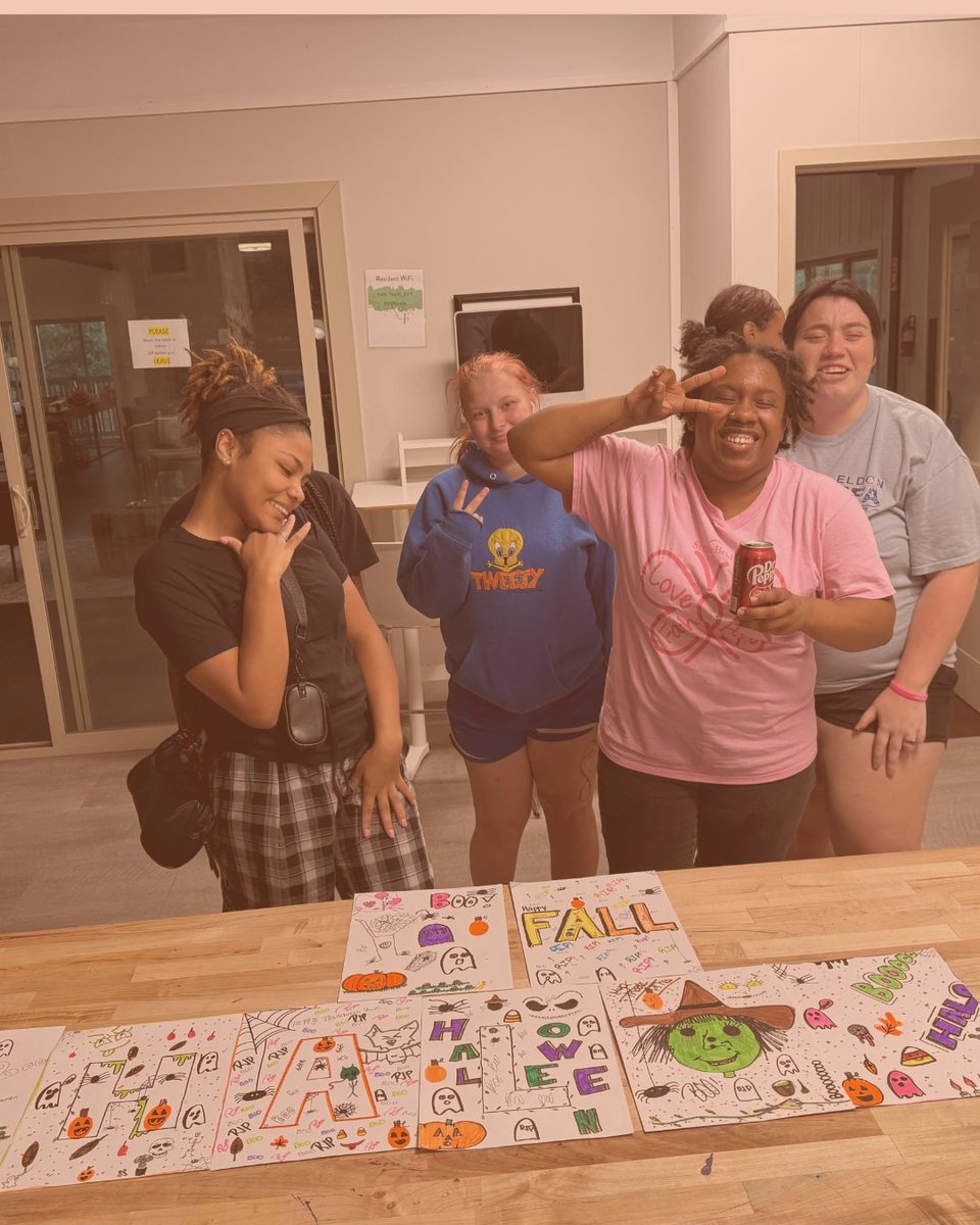 HALOFoundation's tweet image. At HALO, art is for everyone! The Jefferson City Girls Home spent their night tapping into their creativity by passing drawing pages and making memories. Make a difference by by volunteering today and spread creativity. #creatingstories #jeffersoncity loom.ly/gJOj3ik