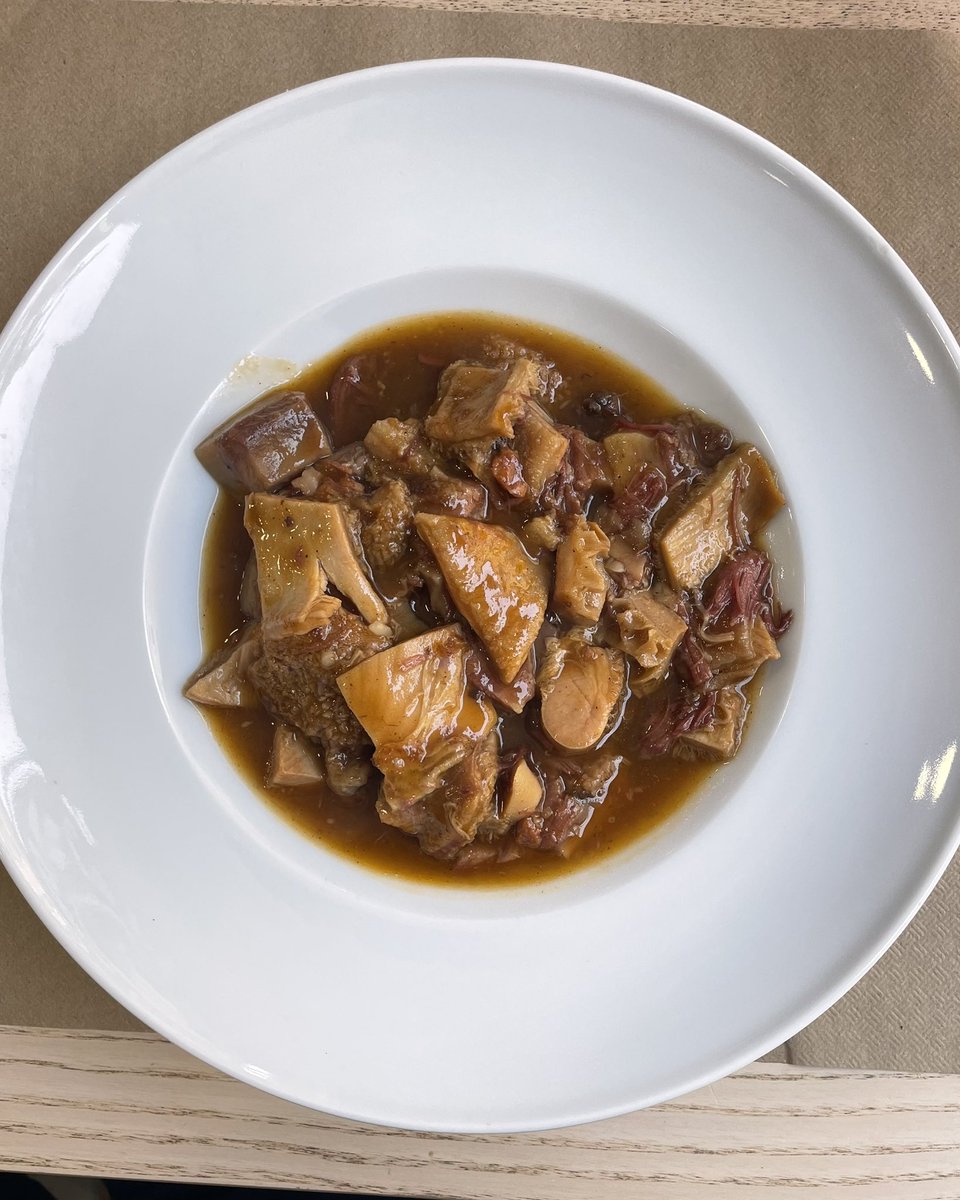 Esmorzars de forquilla i menú diari (18,50€) a Ca la Nati (Vic). La mare, l’Encarnació, a la cuina, la Gemma i la Joana, les filles, al menjador. Menció especial al cap i pota.