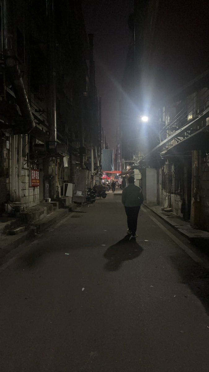 yaofanwang's tweet photo. #玉兰路  男人天堂
从吃住行全面解析玉兰路

首先 吃，玉兰路巷子里哪些摆摊的，全是坑，就连炒饭都是坑，哪些食材最少是上周的，也可能是西周的，要吃去大街上吃好一点，有一家16元自助餐味道不错

然后是 住，我出门喜欢住汉庭，虽然价格相对各种民宿来说贵点，但是能洗衣服和环境比较好，这个就丰俭由人了

最后是 行，如果住市中心的狼友可直接坐二号线，到望城坡下，然后骑个共享单车10分钟最多，基本走路都能走到，第一天我就走了36000步，晚上还搞了2炮。

怎么玩，直接导航玉兰路，山猫烧烤，一个白色的招牌，对面小巷子质量最高，左边第一间，是我觉得第二棒的姑娘，颜值天花板，和一般小明星也不差多少，肚子上还有个攻速符文，身材非常好，小奶子刚好一手握住，捏捏奶头也不会说什么，缺点就是下面稍微松点，不过这个颜值值了

再往里走同样的左边不远，一个戴眼镜的贵州小妹妹，看起来16  7，狼友们都望而却步，我上前打探，姑娘说她21了，听完就按耐不住，提枪上马，紧，润，嫩，还有嘤嘤的叫声，真的是让人好不怜爱，神往已，射之

有一个东北少妇，忘了在那个巷子了，是所有女的中笑的最灿烂的，就是那种看到她笑就很舒服的感觉，穿着透明的磨砂衣服，本来弹尽粮绝，但是看到佳人如此卖力，为她的敬业精神也得支持一下她，进了房间给了钱，我以为玉兰路都不给口的，没想到她给戴膜口，说实话本来就没子弹了，没啥感觉，二弟有一点抬头就急急忙忙戴好套，随后枪出如龙，一进去就后悔了，空空荡荡，马上快去找快感，奈何确实没子弹了，随后作罢。总体来说不值得浪费子弹。

还有一个是巷子的尽头，两个姑娘站一起的，一个洛丽塔小姑娘，应该是花魁了，165左右，小卷发，腿笔直，遗憾的是子弹打光了，不过看小门关了又开，她就算不是花魁也差不多了，有机会碰到的狼友，替我多插一下，谢谢。

然后路边上有小伙拉人去摸摸唱，全裸场，奈何囊中羞涩只能作罢，有去过的兄弟可以说说

费用，我被坑了，都给的200，因为我觉得这他妈200，还要啥自行车，结果后来狼友和我说大部分都是150，好家伙。算了姑娘们也不容易。

以山猫烧烤为半径，边上的巷子全都是，最多的时候我预计应该有80到100个，而且大部分质量都非常不错，甚至有些都值得二刷，还有拉客的，160，去看了几个质量一般。

总结
在形式严峻的现在，还能有如此物美价廉的地方真是广大狼友的福气，长沙人的松弛也能在巷子里体会到，玩好的兄弟出巷子如果看到擦鞋的大娘不妨坐一坐擦擦鞋，都不容易，让大娘给你擦去些许疲惫和不安。另外 无现金不出击

下一站重庆