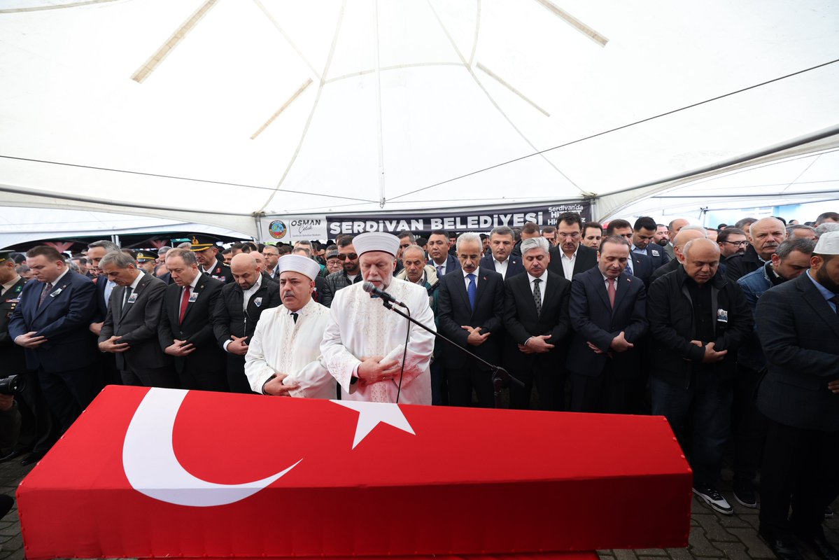 Şehidimiz Akın Karakuş için, Ulaştırma ve Altyapı Bakanı Sayın Abdulkadir Uraloğlu, Valimiz Sayın Rahmi Doğan, ilimiz Milletvekilleri, il protokolü ve vatandaşlarımızın yoğun katılımlarıyla Serdivan Yazlık Akşemseddin Camii’nde cenaze namazı kılınarak ebediyete uğurlandı.
