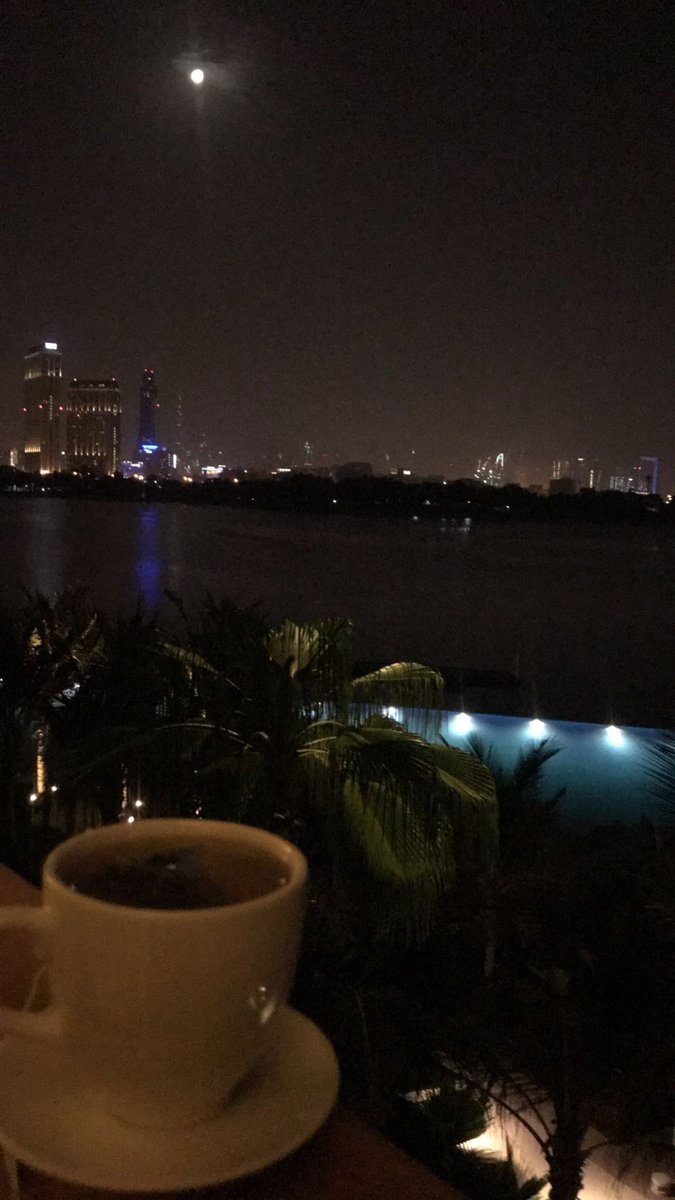 معك كل شي يحلّق ، حتى الزمن يفقد صلابته يصبح خفيفاً "