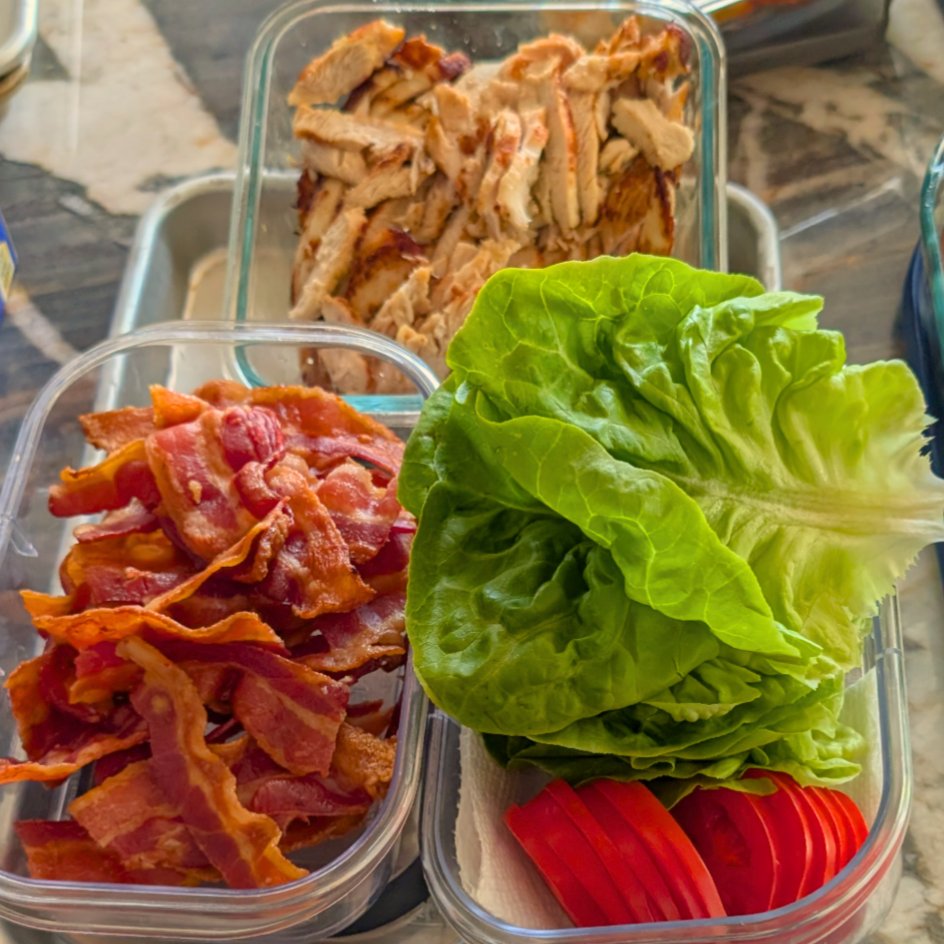 FriendThatCooks's tweet image. 🗣️ Let&apos;s hear it! What’s your go-to tip for hosting during the holidays? From prep shortcuts to serving hacks, we want to know how you keep it stress-free. Bonus points if it pairs well with a chicken club sandwich tray like this one!👇 #HolidayHosting #KitchenTips…