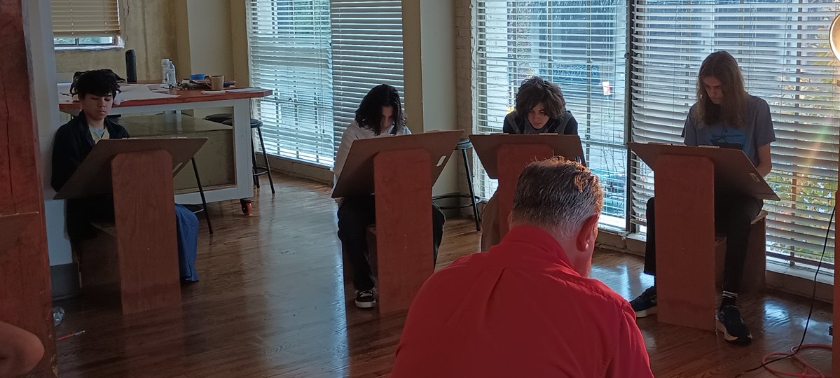 CommunityHS's tweet image. Our Figure Drawing class has been hard at work. The unique problems of drawing people from life can help improve awareness of our own bodies, as well as apply in our work in other fields – medicine, sports, dance, comics and more.