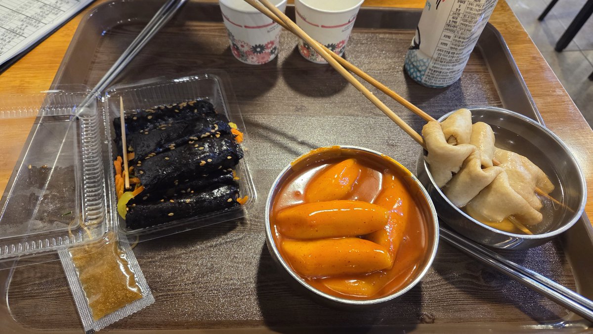 Rockgomdol's tweet photo. #윤호야_여기완전맛집유노
#티김말고밥먹어
#시샨이짱짱맨

제가 광장시장 최고의 먹코스 알려드릴게요
1. 창신육회 3호점 가서 매화수슬러쉬에 ��회 + 고기완자까지(강추) 먹기
2. 바로 근처 젤라또집에서 포장해서 청계천 산책
3. 소화됐으면 다시 돌아와 모녀분식에서 마약김밥 + 떡보끼오뎅 묵기❤️ https://t.co/0fNZWRiic5