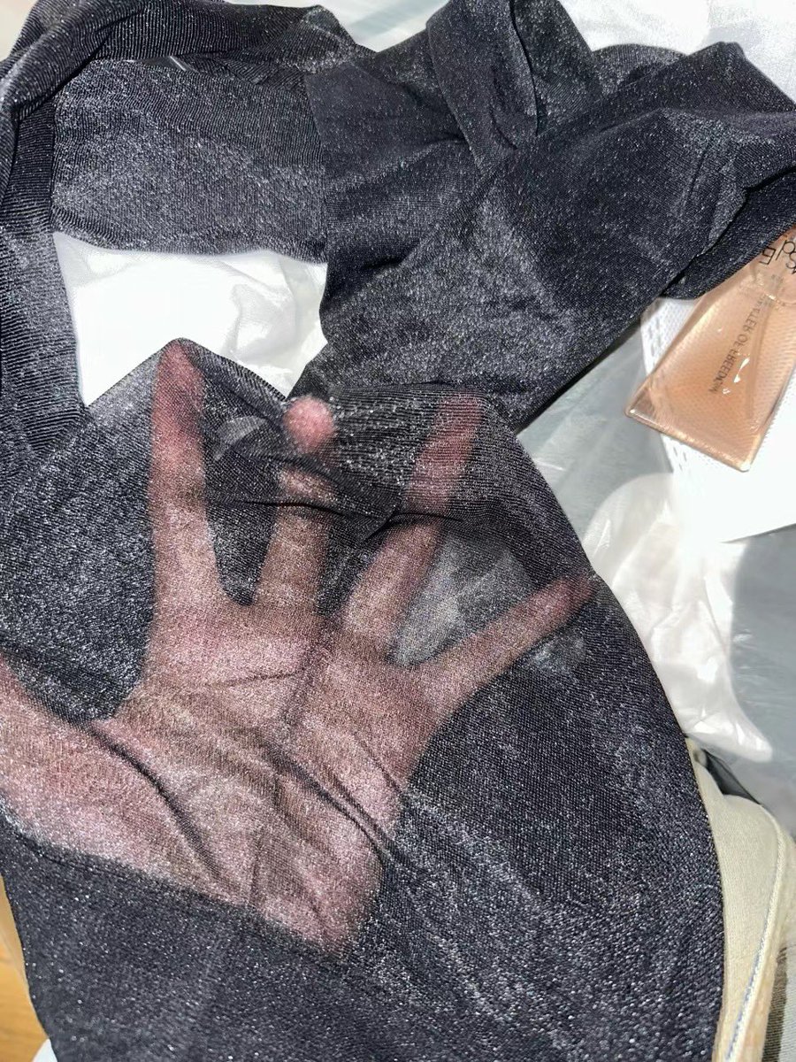 本来是给付费的小迷弟拍照片然后邮走的，结果你们大哥欲罢不能🫣了！把丝袜撕扯的乱七八糟的，强行来个霸王硬上弓！是不是男人都有丝袜情节啊