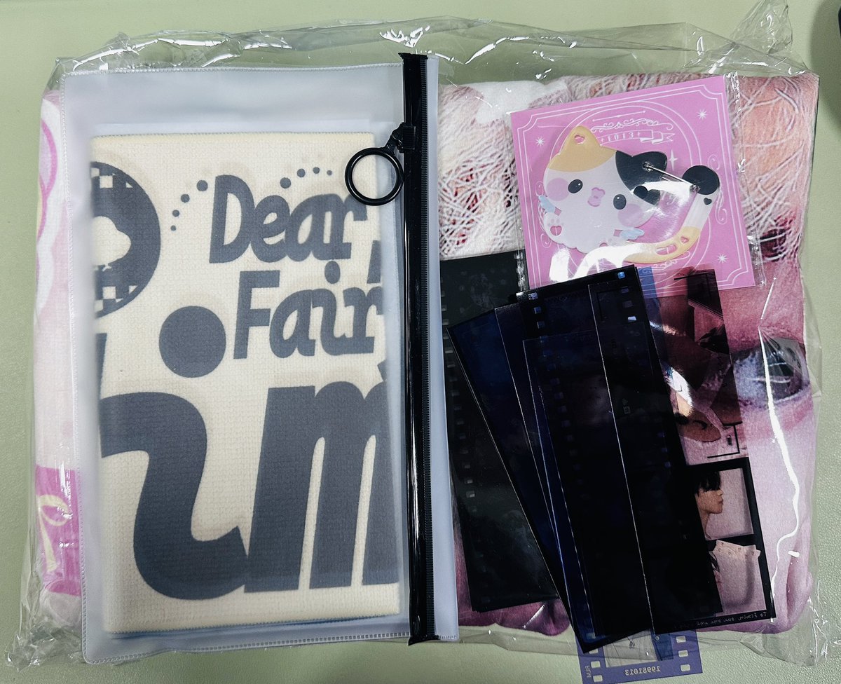 #Dear_Fairy
#BTS #지민 #JIMIN #ジミン
<a href="/FABULOUSBOY_JM/">패뷸러스 보이</a> 

다른것도 너무너무 좋은데 전 이번에 젤 좋은건 책갈피요😍 저거 하나씩 꼽고 책읽으면서 담요 덮으면 거기가 천국일듯🥹