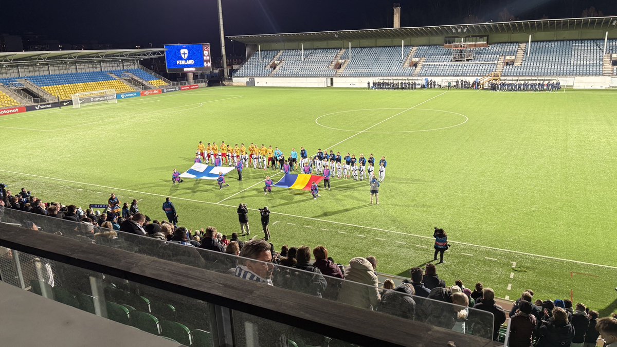 Jännä nähdä #Pikkuhuuhkajat -live. Ajankohta voisi olla parempikin kuin perjantaina klo 17:00, kun isohuuhkajat pelaavat omansa hesulissa vain hetkeä myöhemmin.