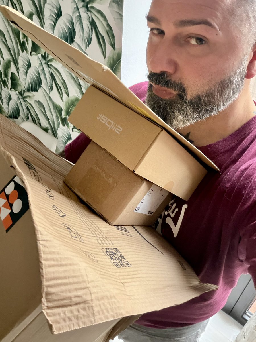 MikyAncona's tweet image. Tanti pacchi pure oggi… e in garage c’è un paccone gigante che non posso ancora mostrarvi 👀📦🔥
#mikyancona #mikyanconatech #tech #unboxing #newstuff #pacchi #techlife #gadgets #comingsoon #bigbox #staytuned #italiantech #smartlife