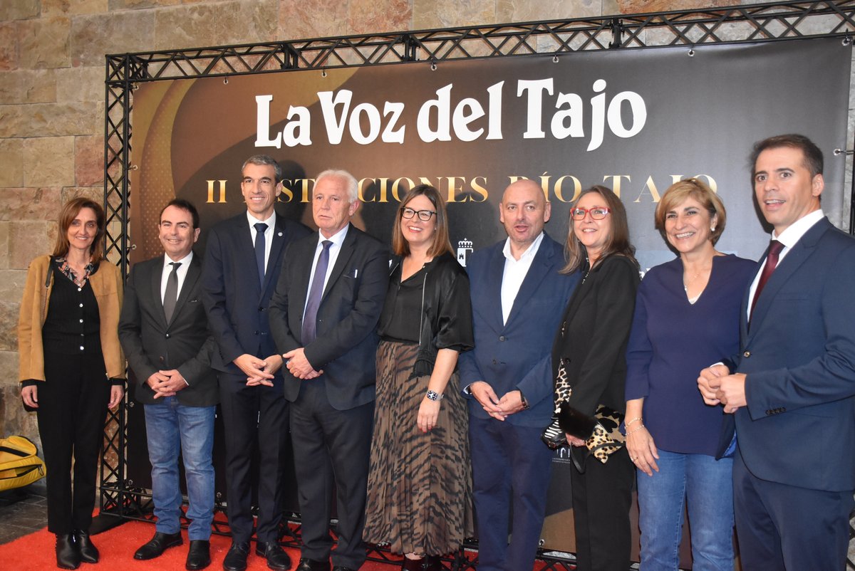 🎖️ Este jueves, La Voz del Tajo' celebró la segunda edición de sus premios ‘Distinciones Río Tajo’. Un evento en el que fue homenajeado el talaverano David Aznar por su trayectoria como entrenador de fútbol. Un reconocimiento que entregó <a href="/CarlosYusteCLM/">Carlos Alberto Yuste</a>.

#DeportesCLM