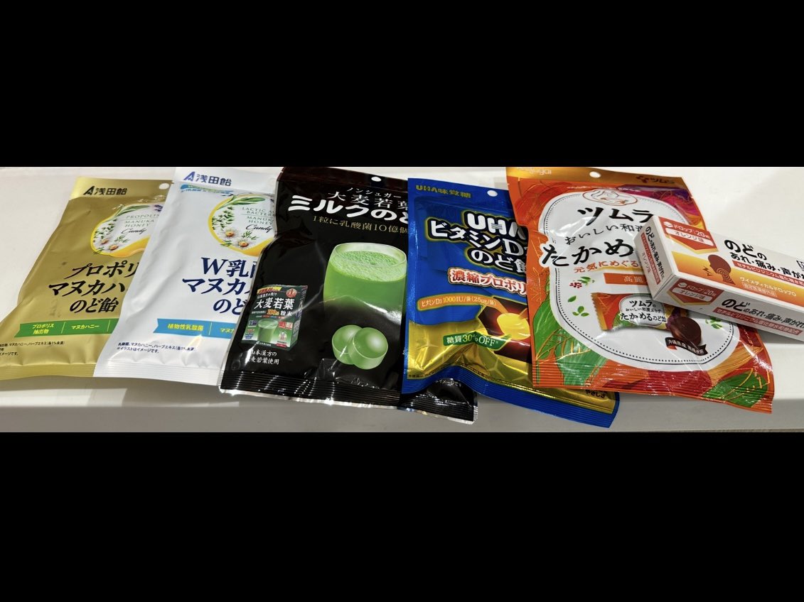 VoiceMasterNews's tweet photo. 【20251114 里野鈴妹「島酒場」キャンペーン】@アリオ八尾
残念ながら「急性声帯炎」にて歌唱なしの特典会のみ。
この新譜を聴いて「え?歌が上手くなってる‼︎」と思っただけに残念。
是非みなさま聴いてくださいね!
今日の差し入れは山のような「のど飴」です笑
#里野鈴妹
#VoiceMaster https://t.co/NnkxORQeXV