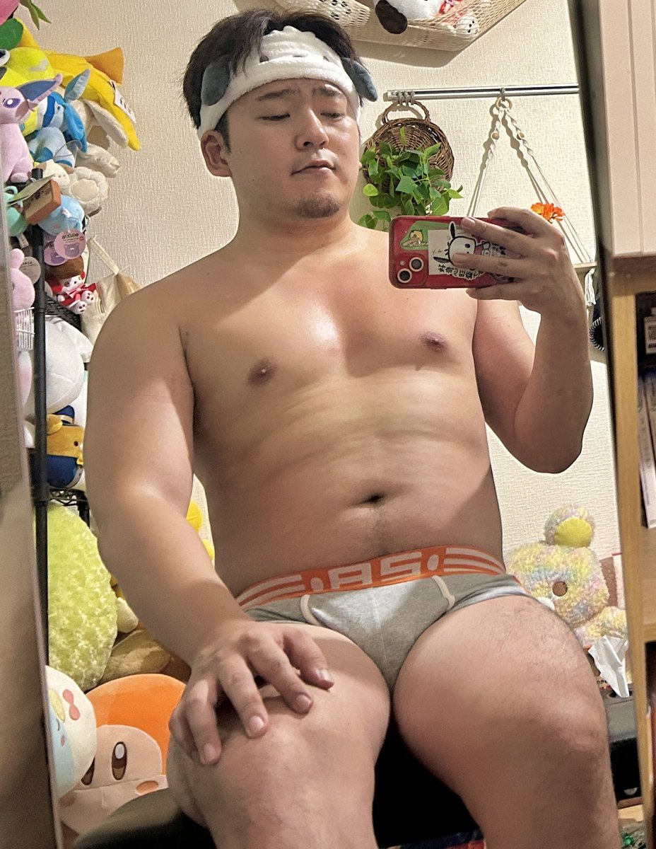 おつとれちゃん🫶 座ると強調される顎肉と腹肉😇