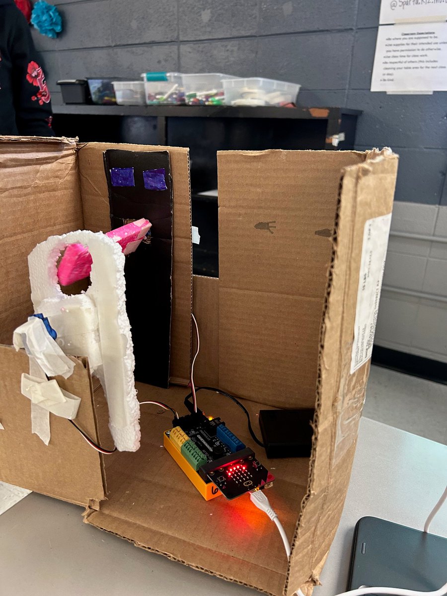 RuralTechFund's tweet image. Ms. Cardwell&apos;s students in Sparta, MO, just wrapped their first project using Hummingbird robotics, and they crushed it! From clap-activated motion to button-triggered lights to a fully randomized “BANK” game with music and moving doors, students dove into coding &amp;amp; testing.💙🤖