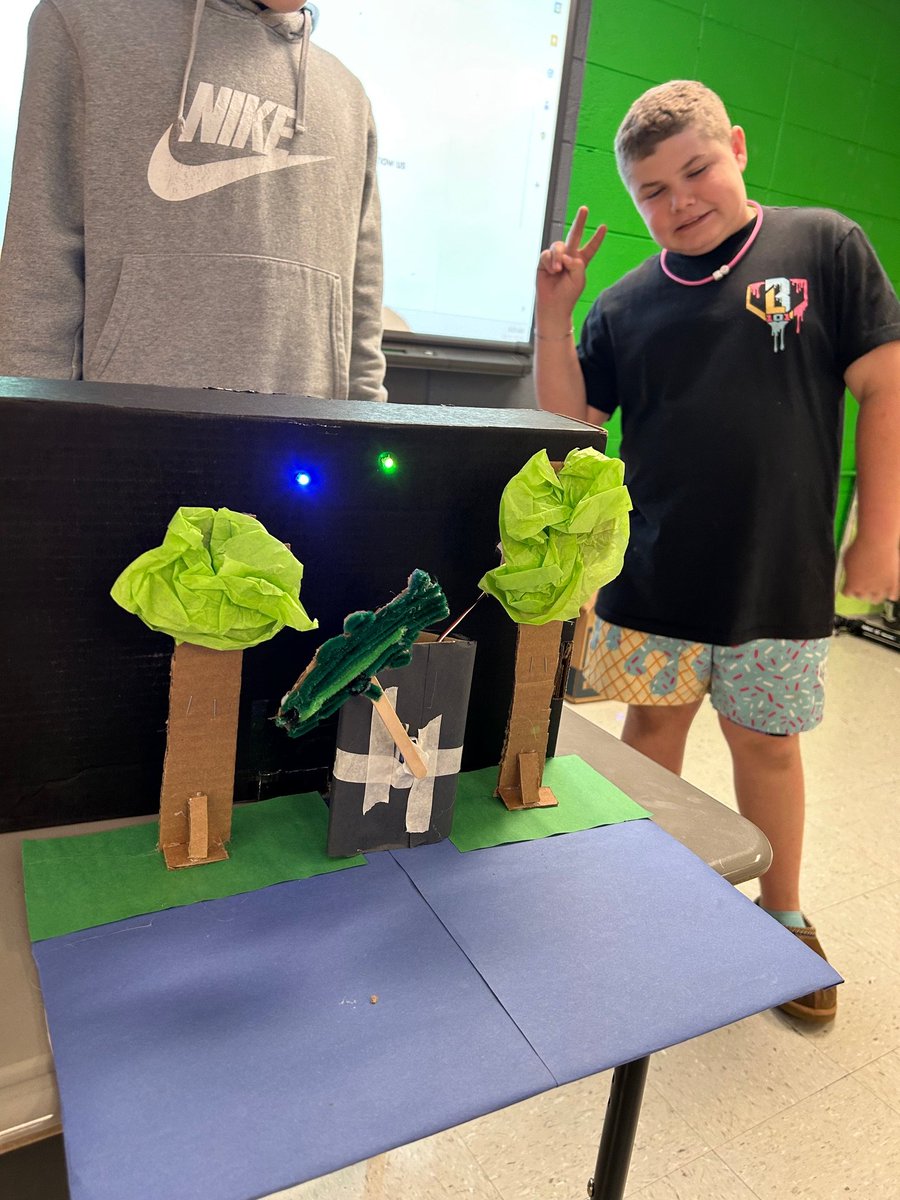 RuralTechFund's tweet image. Ms. Cardwell&apos;s students in Sparta, MO, just wrapped their first project using Hummingbird robotics, and they crushed it! From clap-activated motion to button-triggered lights to a fully randomized “BANK” game with music and moving doors, students dove into coding &amp;amp; testing.💙🤖