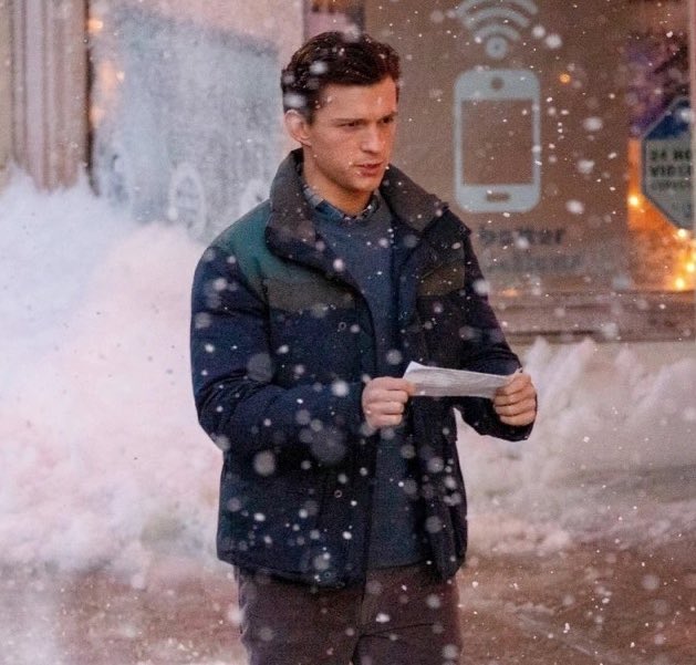 spideyupdated's tweet image. when these set pics dropped and the tl was saying this would be a happy scene…🤡