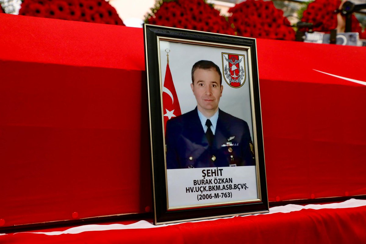 NigdeValiligi's tweet photo. 🇹🇷 Hava Uçak Bakımı Astsubay Başçavuş Burak ÖZKAN, Valimiz Sayın Cahit ÇELİK, Adalet Bakanlığı Bakan Yardımcısı Sayın Mehmet YILMAZ, Milli Savunma Bakanlığı Bakan Yardımcısı Sayın Alpaslan KAVAKLIOĞLU, Niğde AK Parti Milletvekili Sayın Cevahir UZKURT, AK Parti MKYK Üyesi Sosyal Politikalar Başkan Yardımcısı Sayın Aişe Nur NACAR, Niğde MHP Milletvekili Sayın Cumali İNCE, CHP Milletvekili Sayın Ömer Fethi GÜRER, Niğde Belediye Başkanı Sayın Emrah ÖZDEMİR, il protokolü, şehidimizin ailesi ve vatandaşlarımızın katılımıyla Fatih Sultan Mehmet Camii'nde kılınan cenaze namazının ardından Niğde Şehitliğinde dualarla son yolculuğuna uğurlandı.

🇹🇷 Aziz şehidimizin ruhu şad olsun. Kahramanımıza Allah’tan rahmet; kederli ailesine, silah arkadaşlarına ve milletimize sabır ve başsağlığı diliyoruz.
