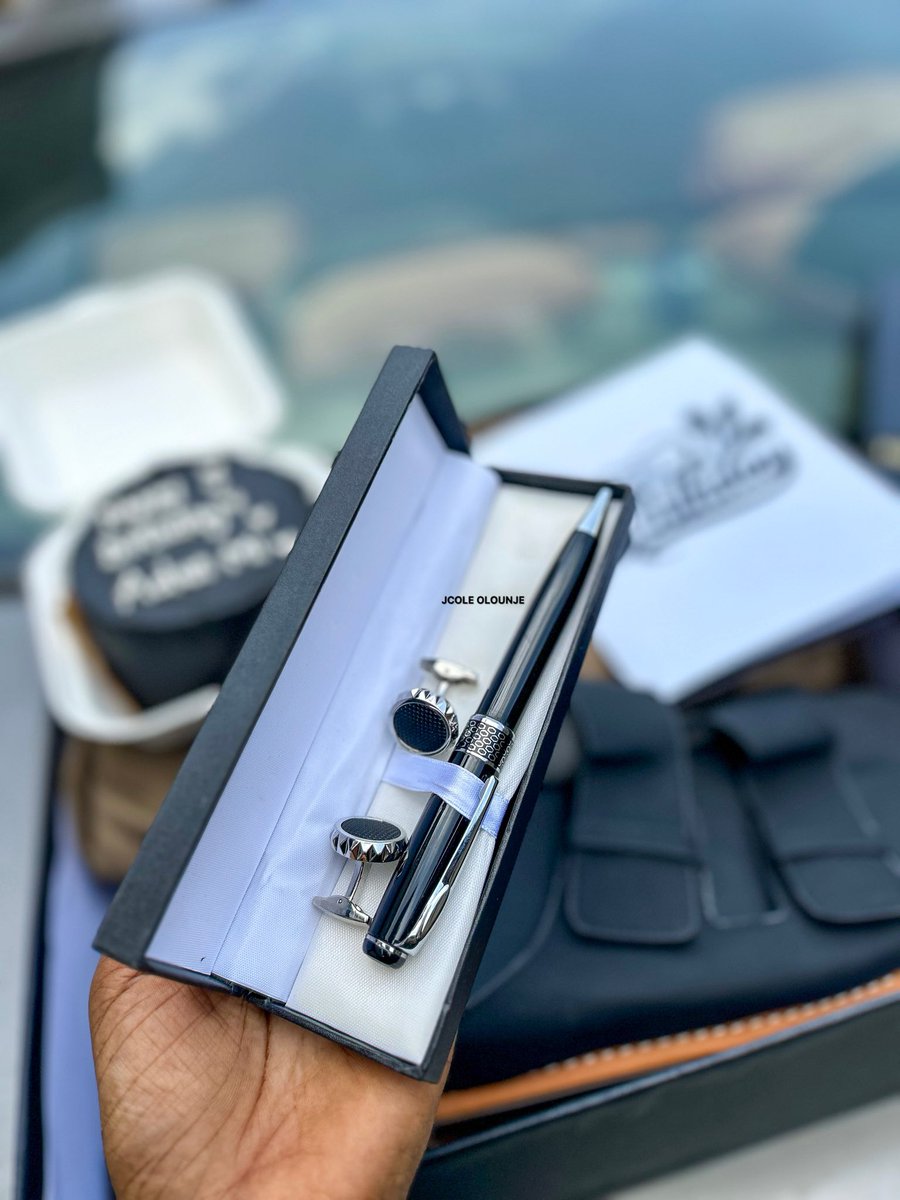 jcoleolounje's tweet image. Spoil the man who spoils you!

Custom gift boxes like this are one of the reason why our brand exists.🤭😌

Let’s curate something beautiful for you too. 🥰

#OAUTwitter