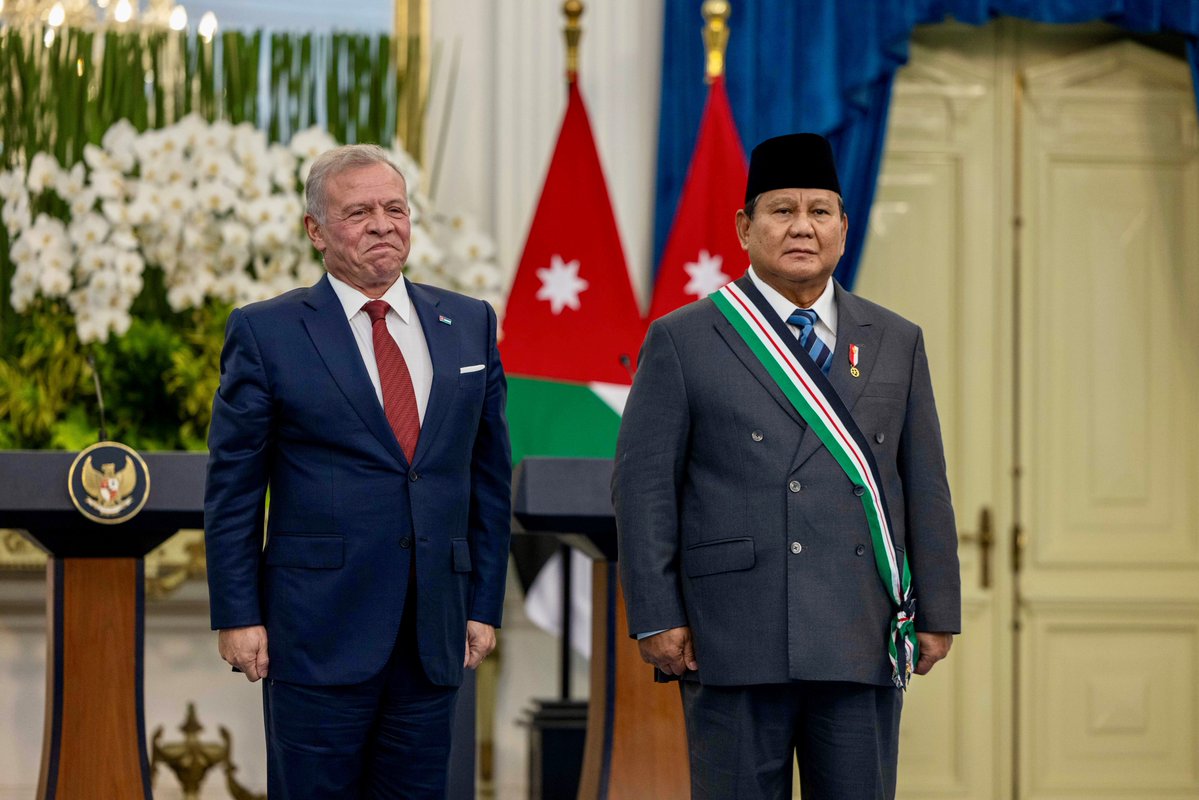 RHCJO's tweet image. جلالة الملك عبدالله الثاني يمنح الرئيس الإندونيسي برابوو سوبيانتو وسام النهضة المرصع، تقديرا لجهوده في توثيق العلاقات المميزة بين البلدين والشعبين الصديقين 
#الأردن #إندونيسيا